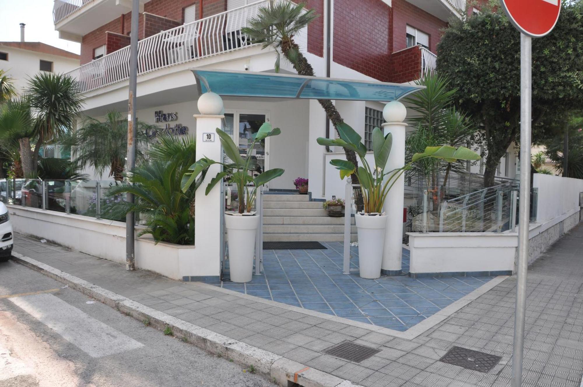 Hotel Haus Charlotte 4*